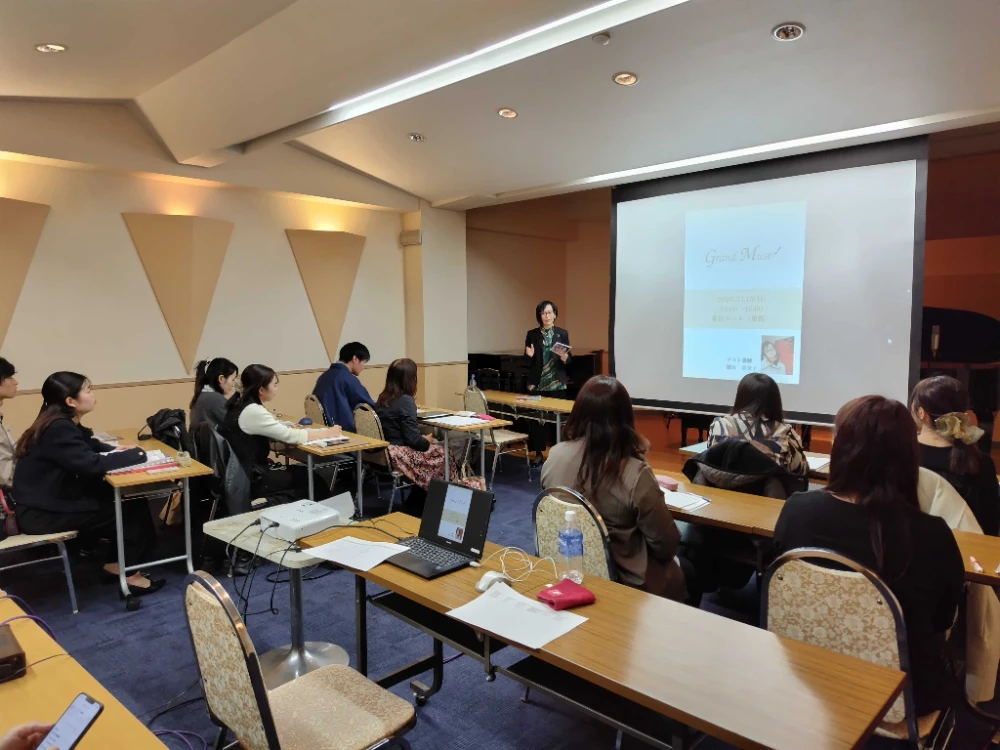 プロジェクターでスライドを映して解説する徳山先生